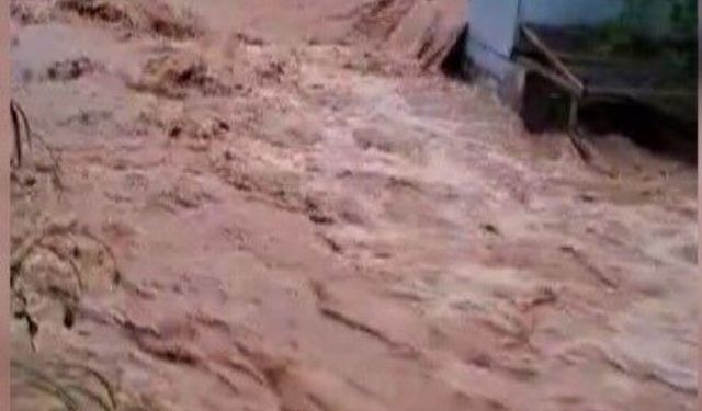 Andırın'da sağanak yağış sele neden oldu