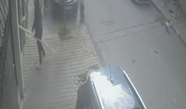 Arnavutköy'de dehşet anları: Çocuklara saldırdı, bina sakinlerine bıçak çekti
