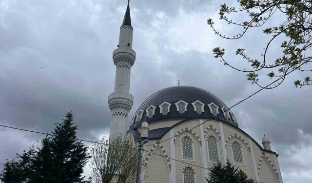 Arnavutköy'de rüzgarın etkisiyle caminin minaresi sallandı, iki bina tahliye edildi