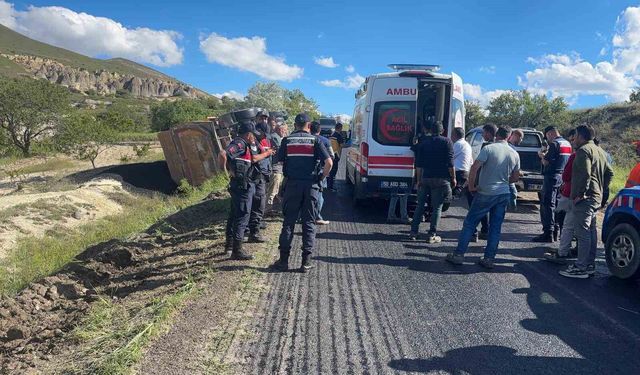 Asfalt çalışmasında kamyon devrildi, sürücü yaralandı