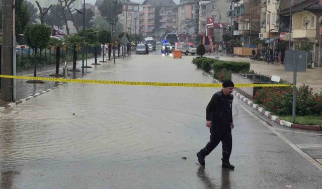 Avu deresi taştı, ev ve iş yerlerini su bastı