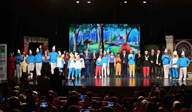 Bahçelievler Belediyesi'nce Engelliler Haftası çerçevesinde 'Şirinler' tiyatro oyunu sahnelendi