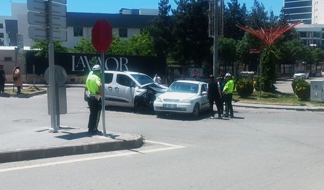 Batman'da hafif ticari araç ile otomobil çarpıştı: 3 yaralı