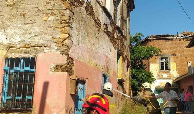 Bayındır'da metruk binada yangın paniği