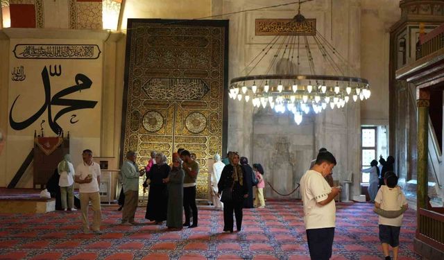 Bayramda Edirne'ye akın ettiler: Kabe taşı ve örtüsü yoğun ilgi gördü