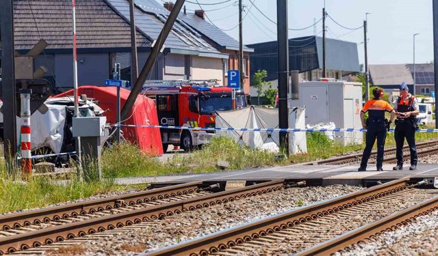 Belçika'da trenle okul otobüsü çarpıştı: 4 ölü