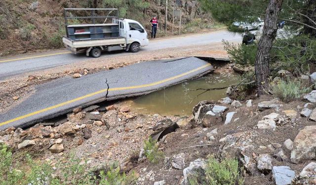 Bodrum'da ana isale hattı patladı, yol dereye döndü