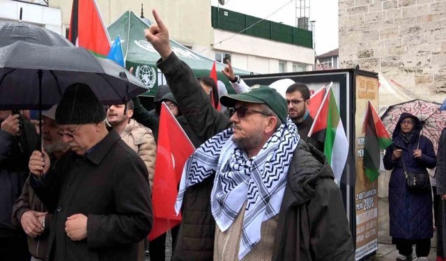 Bolu'da İsrail'in Küresel Sumud Filosu'na saldırısı protesto edildi