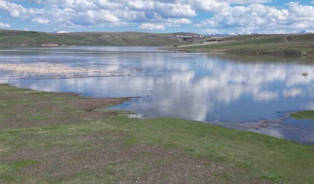 Bulutların aynası Kars Baraj Gölü'nde kartpostallık manzara