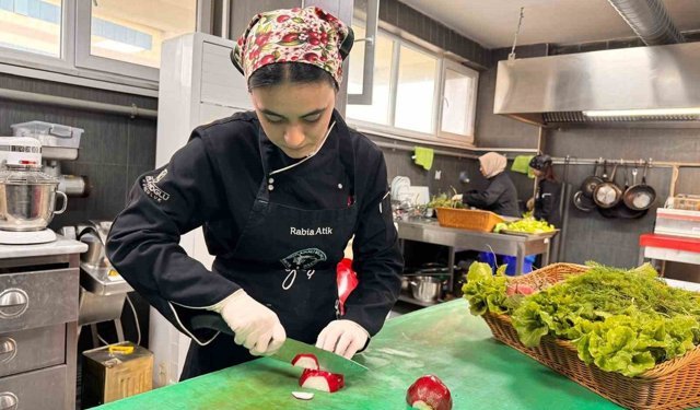 Burhaniye'de fakülte bahçesinde yetişen sebzeler hasat edildi
