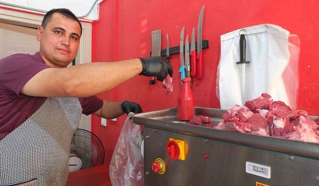 Burhaniye'de kasapların kıyma mesaisi devam ediyor