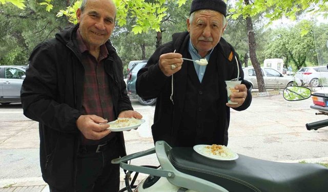 Burhaniye'de pilav hayırları devam ediyor
