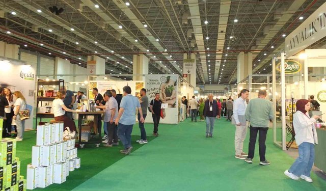 Burhaniyeli zeytinciler İzmir'de Olivtech fuarı açılışına katıldı