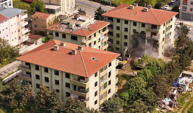 Büyükçekmece'de güvenli kent hedefiyle 40 bağımsız bölümden oluşan 3 riskli yapı yıkıldı
