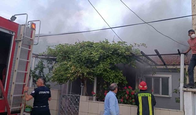 Çan'da alevlere teslim olan ahşap ev kullanılmaz hale geldi