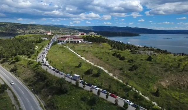Çekerek Millet Bahçesi bayram tatilinde yoğun ilgi gördü, araç kuyrukları oluştu
