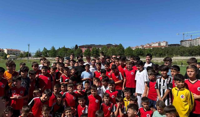 Cengiz Ünder, memleketi Balıkesir'de genç sporcularla buluştu