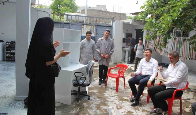 Cizre'de öğrenciler akranları için önce üretti sonra evine götürüp teslim etti