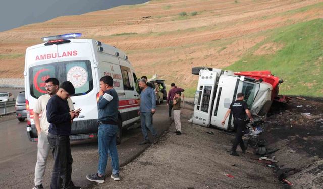 Cizre'de peş peşe kazalardan sonra vatandaşlar karayolunu ulaşıma kapattı