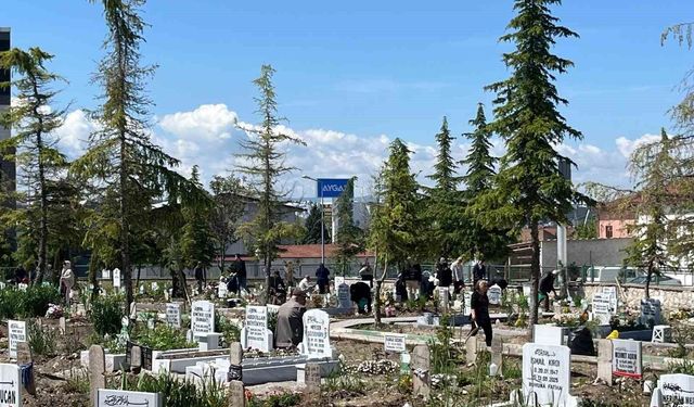 Çorum'da arefe günü mezarlıklar ziyaretçilerle doldu