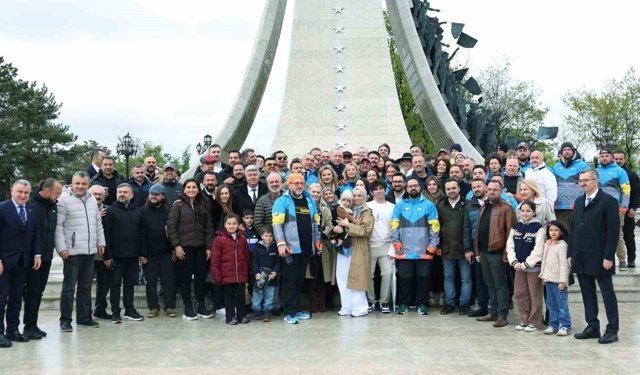 Cumhurbaşkanı Erdoğan, Doğu-Batı Dostluk ve İpek Yolu Rallisi'ne katılan grubu uğurladı