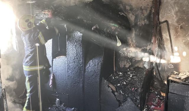 Denizli'de 4 katlı apartmanın çatısında çıkan yangında ev kullanılamaz hale geldi