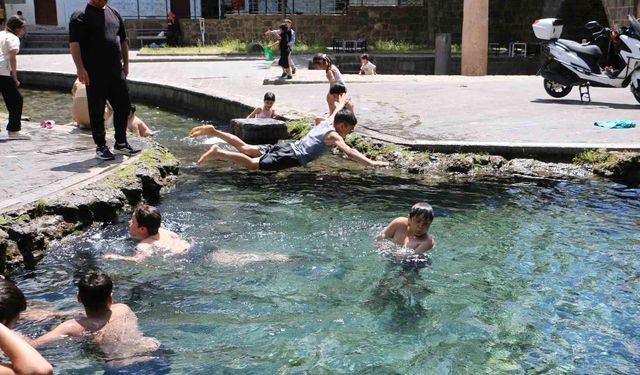 Diyarbakır'da çocuklar süs havuzunun yolunu tuttu
