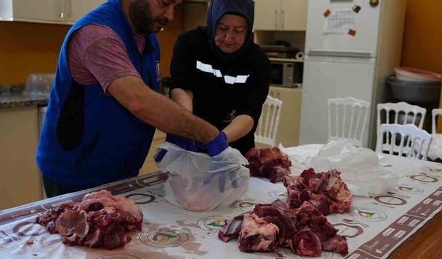 Düzce'de bağışlanan kurban payları ihtiyaç sahiplerine ulaştırılıyor