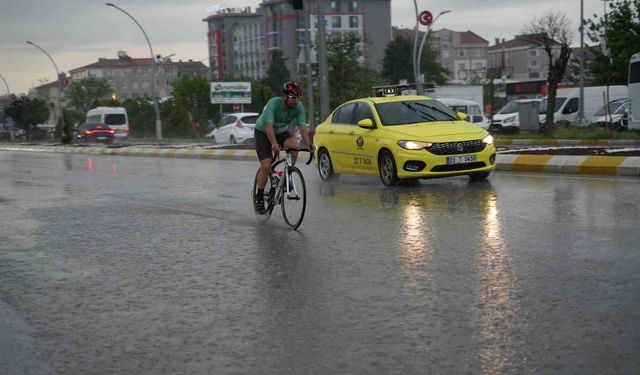 Edirne'de sağanak yağış etkili oldu, sürücüler zor anlar yaşadı