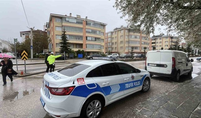 Ehliyeti iptal edilen sürücü yaşlı kadına çarptı