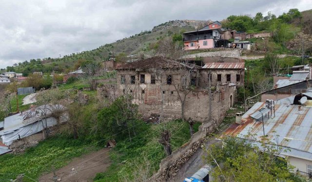 Elazığ'ın 5 asırlık mirası Nihat Bey Konağı bahar renklerine büründü