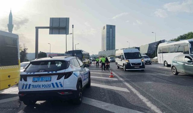 Emniyet şeridini yol gibi kullandılar, cezadan kaçamadılar