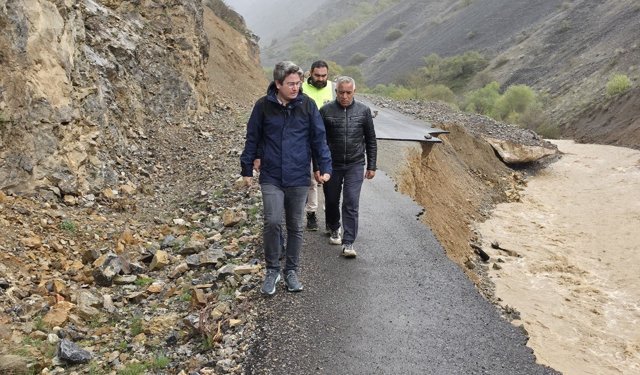 Erzincan Kemaliye'de sel hasarı: Yol çift yönlü kapatıldı