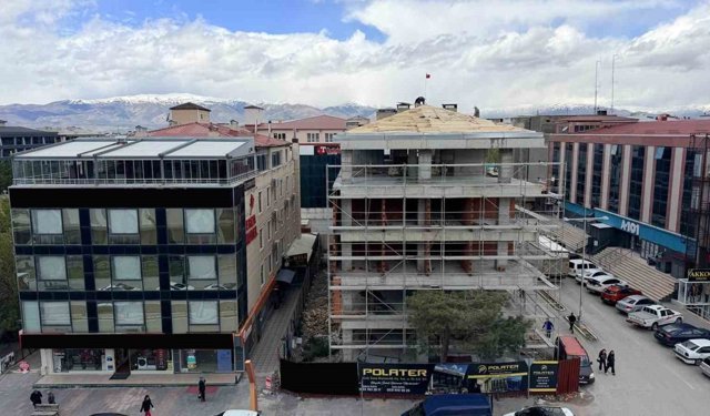 Erzincan'da çatıda tehlikeli çalışma kameraya yansıdı