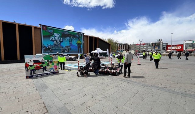Erzincan'da uygulamalı trafik eğitimi verildi