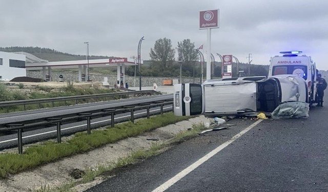 Eskişehir'de ıslak yolda kontrolden çıkan araç yan yattı: 4 yaralı