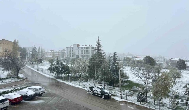 Eskişehir'in bazı ilçeleri güne beyaz örtüyle uyandı
