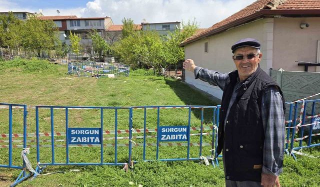 Evlerin arasında oluşan obruk mahalleyi tedirgin etti