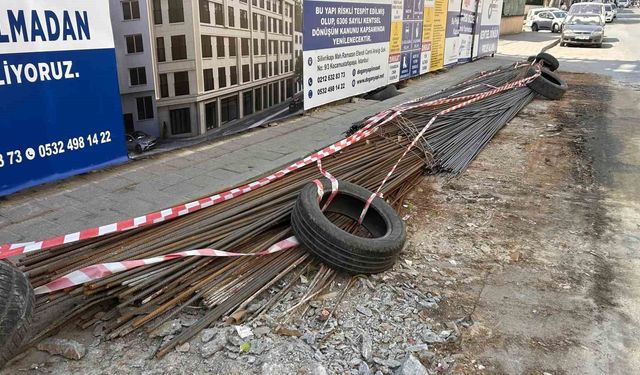 Fatih'te İETT otobüsünün altından giren inşaat demiri, yolcuyu yaraladı