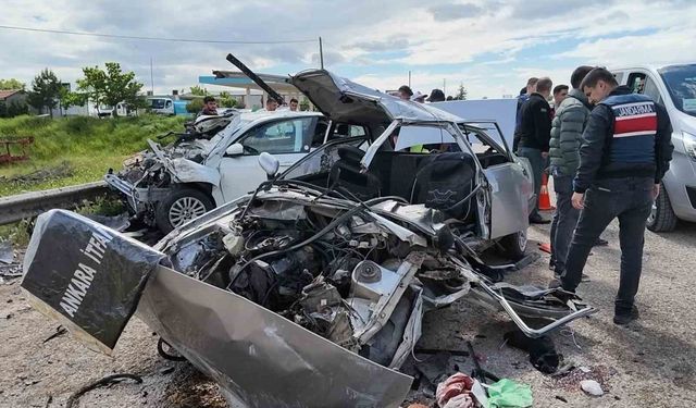 Feci kazada hayatını kaybeden çift ve 10 yaşındaki kızları toprağa verildi