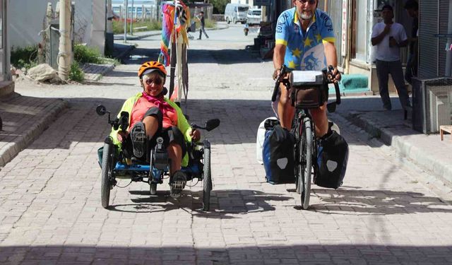 Fransa'dan bisikletle yola çıkan çift Karapınar'da mola verdi