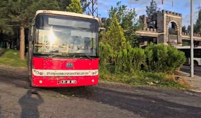 Freni patlayan halk otobüsü refüjde durdu