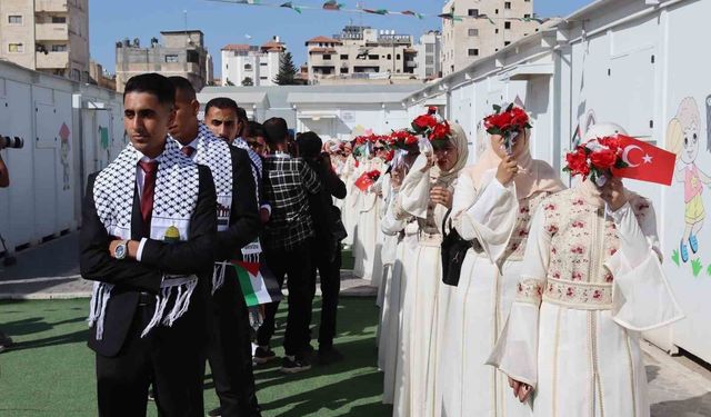 Gazze'de İsrail saldırılarında yakınlarını kaybeden 50 çift için toplu düğün töreni düzenlendi