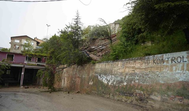 Gümüşhane'de aşırı yağış sonrası yol çöktü