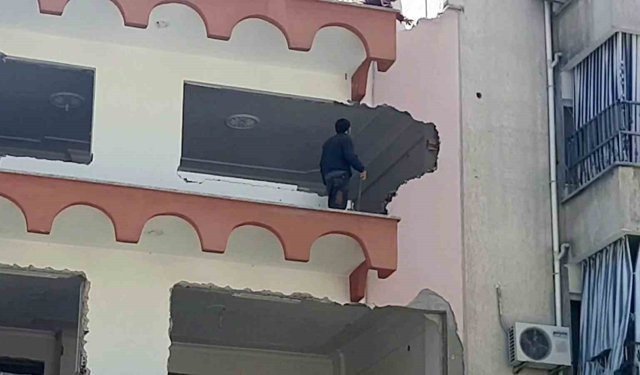 Güvenlik önlemleri alınmadan yapılan bina yıkımı tehlike saçtı