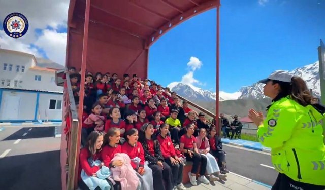 Hakkari polisinden öğrencilere uygulamalı trafik eğitimi