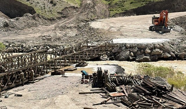 Hakkari-Van yolunda panel köprü çalışması sürüyor