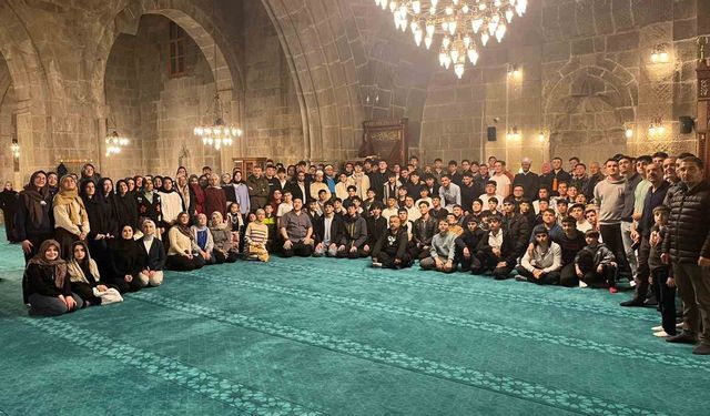 Her hafta cami ziyaretleriyle 100'üncü camide yatsı namazı kıldılar