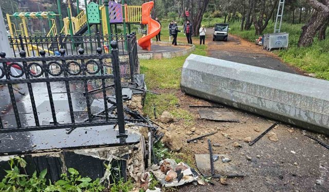 Heybeliada'nın simgesi dev bayrak direği şiddetli rüzgarda devrildi