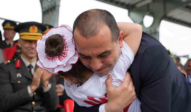 Iğdır'da 19 Mayıs coşkusu: Minik öğrencinin valiye bayrak hediyesi yüzleri gülümsetti